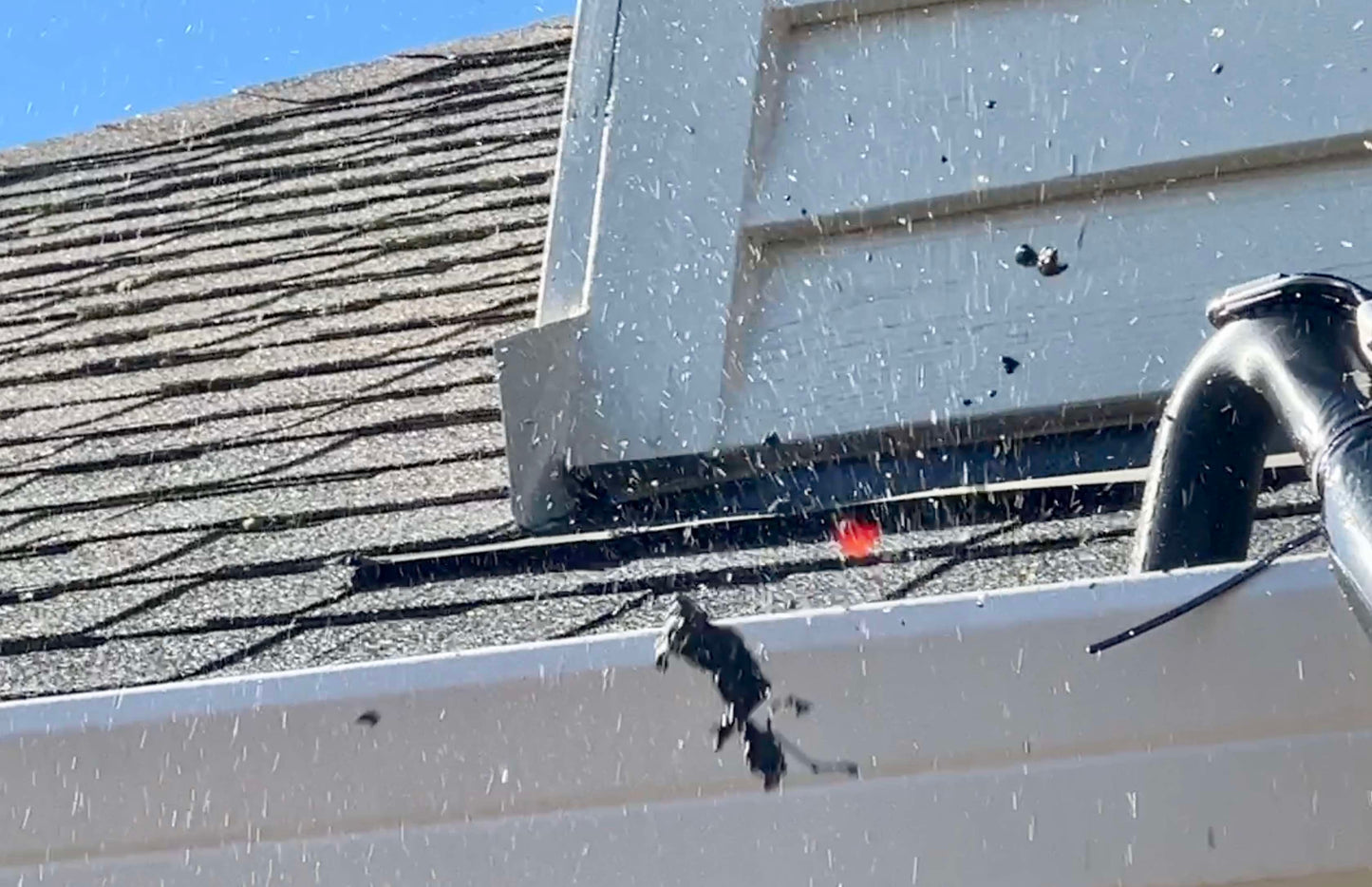 Arlocatcher gutter cleaner can blow debris and leafs from gutter reaching 30 feet high