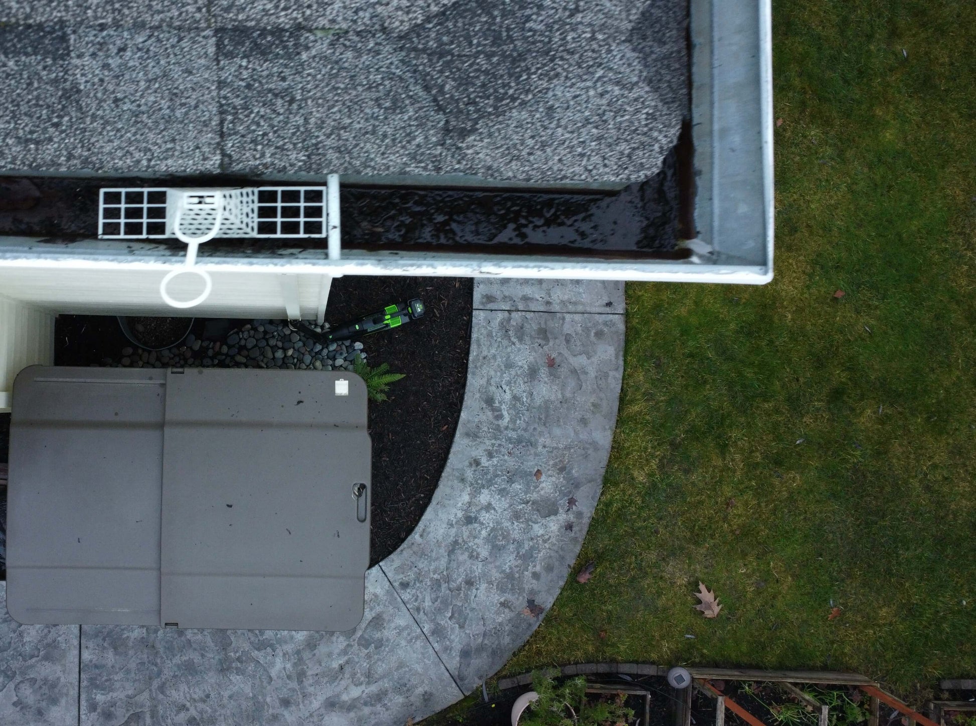 greenworks leaf blower blowing downspout
